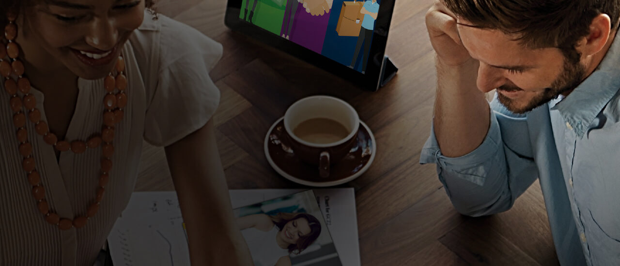 Imagen de un hombre y una mujer reunidos tomando café hablando sobre la Educación Amway desde la página virtual de INA con una tablet.