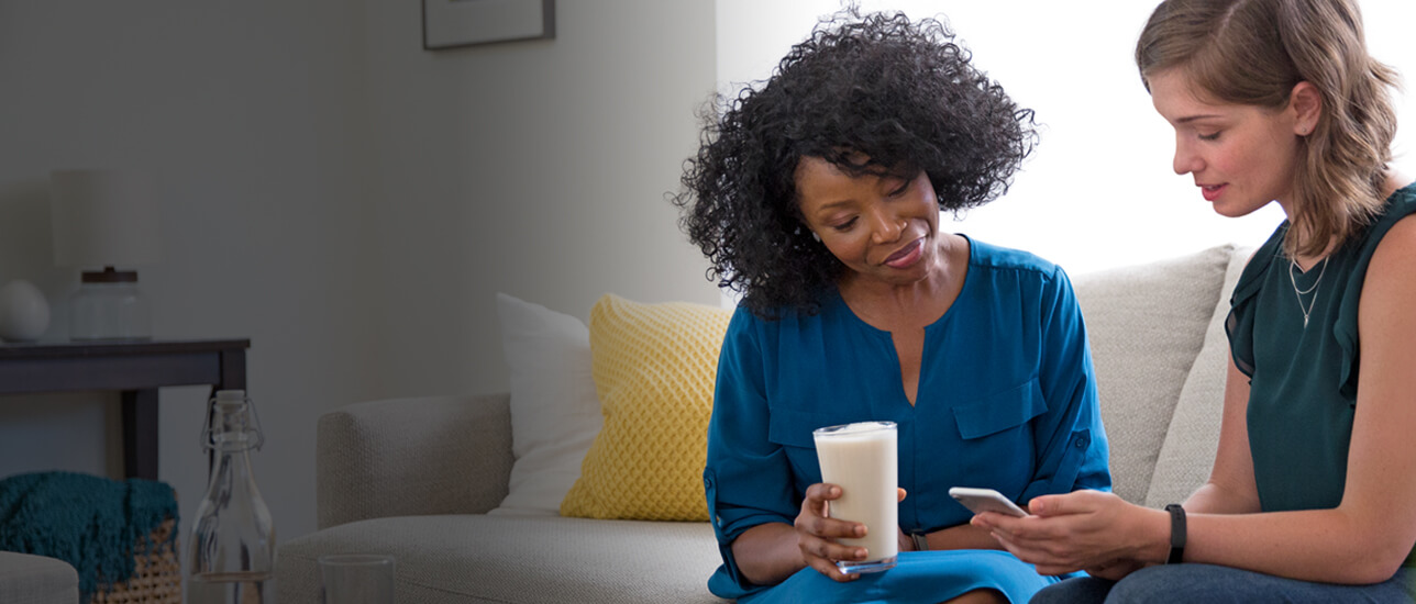 Mujeres conversando y consumiendo un batido. BodyKey de Nutrilite, ideal para quienes quieran mantener un bienestar óptimo.