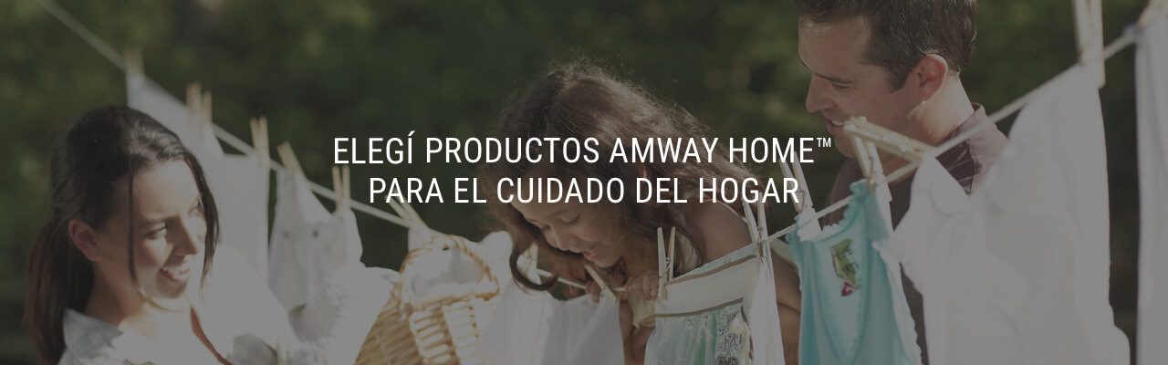 Imagen de esposos con su hija sonriendo mientras cuelgan la ropa. Elije productos Amway Home para el cuidado de tus prendas.