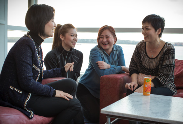 magen de un grupo de mujeres sentadas y conversando. En la mesa hay una bebida energizante XS. Reconocimiento al nivel Esmeralda.